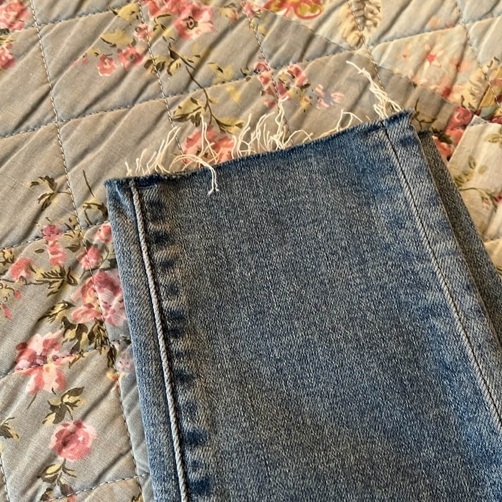 LOFT DISTRESSED NEW JEANS - Picture 5 of 7